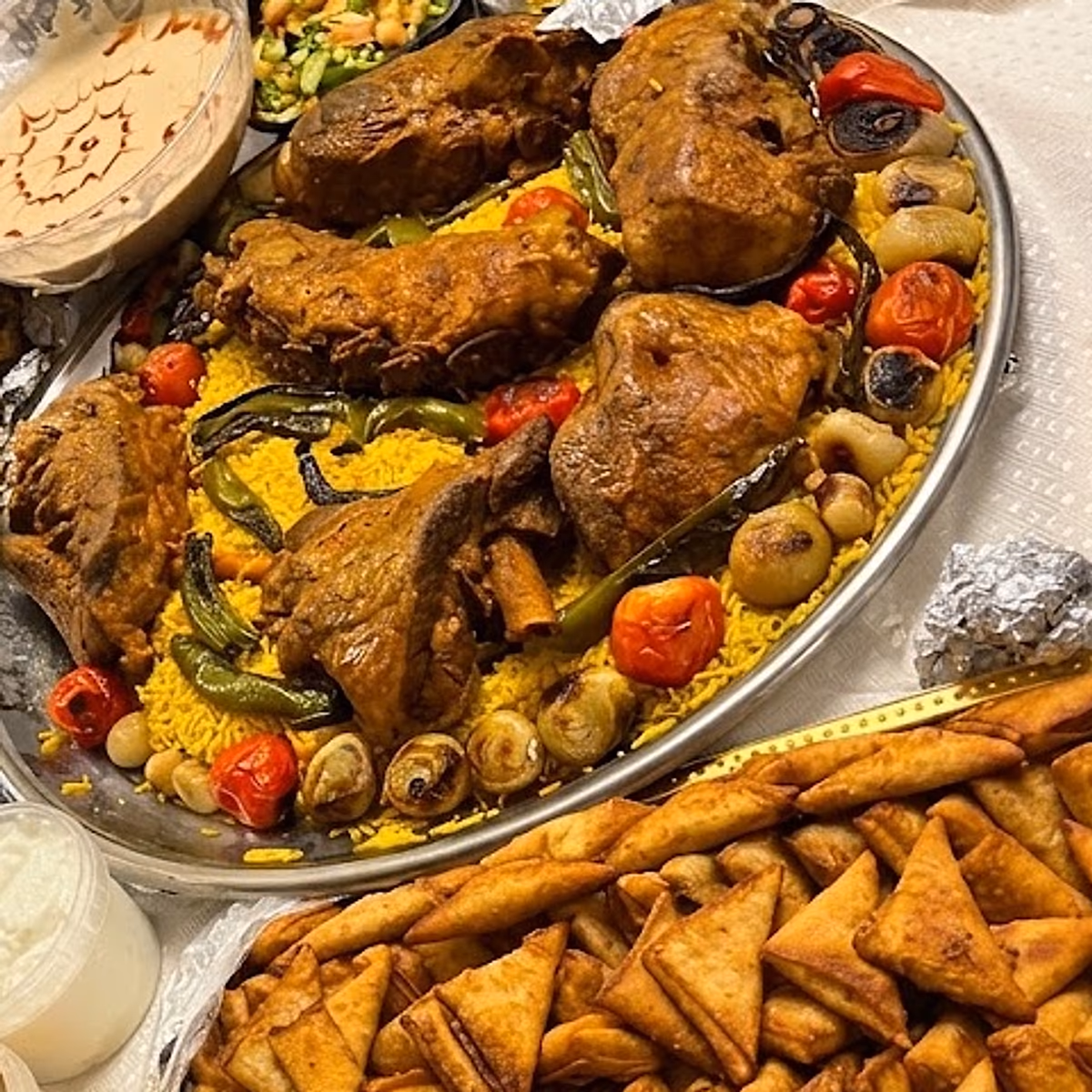 صينية فراخ مشوية على رز أصفر بالفلفل والطماطم من عرض أربعة أفراد