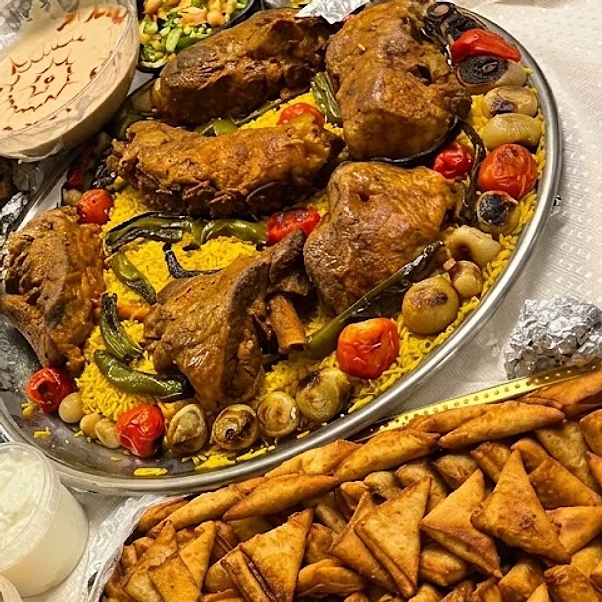 صينية فراخ مشوية على رز أصفر بالفلفل والطماطم من عرض أربعة أفراد