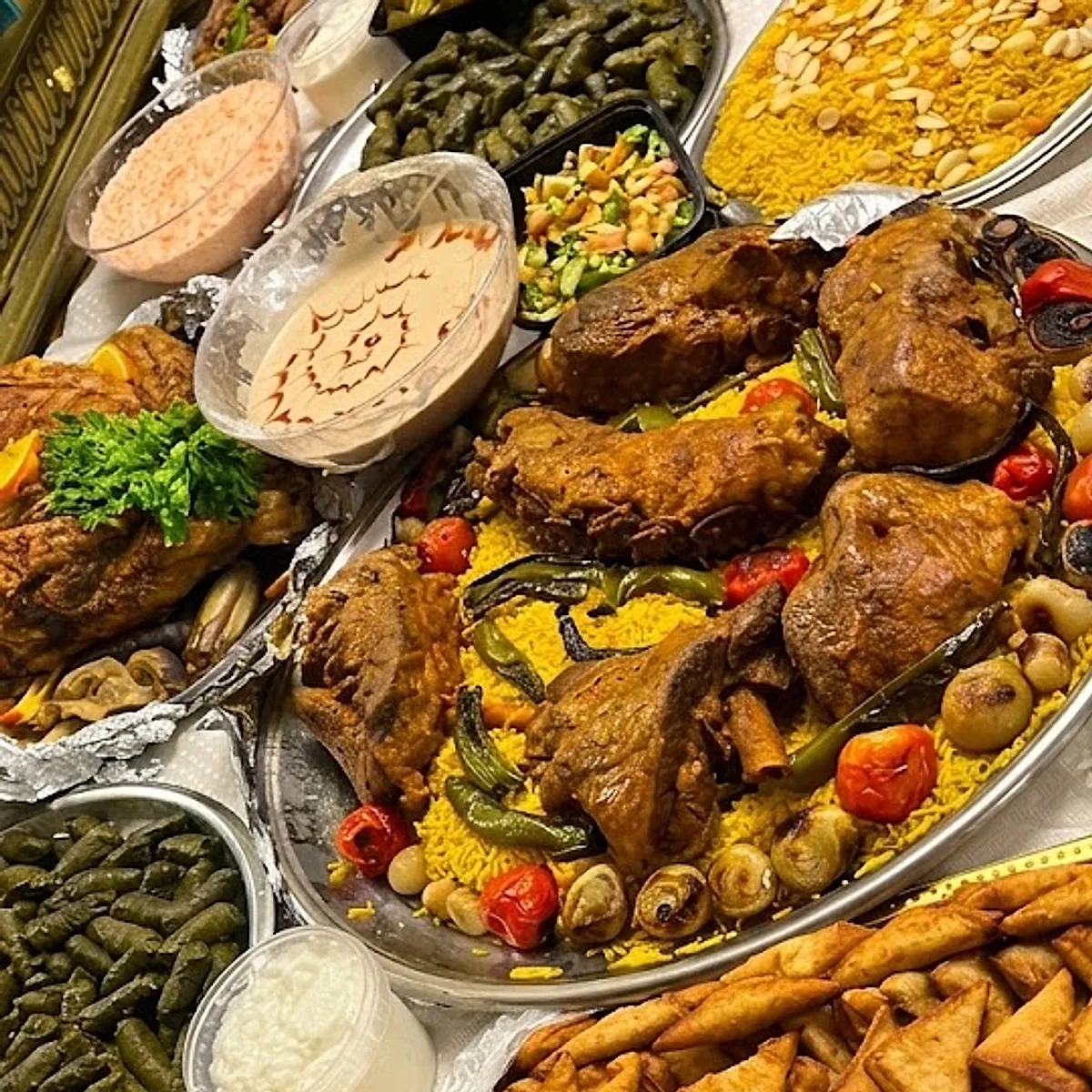 سفرة عرض ستة أفراد: فراخ مشوية على رز أصفر وورق عنب وسلطات وصلصات