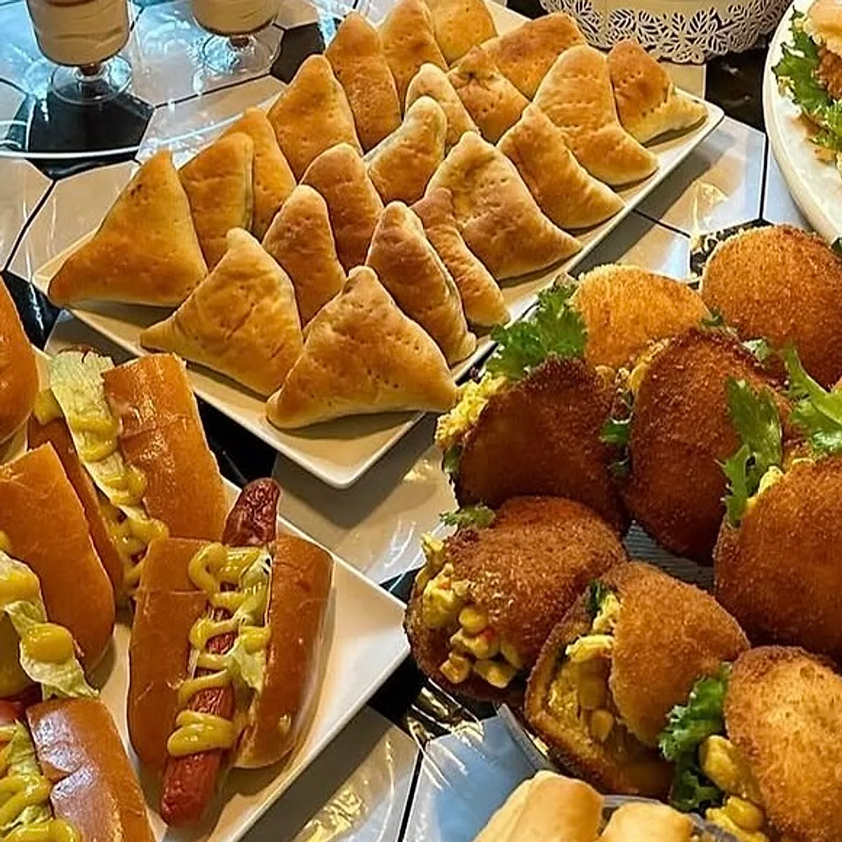 طبق سمبوسة كبير وساندوتشات على سفرة بوفيه باكدج 15 فرد